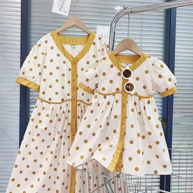 

2022 Summer Cotton Polka Dot Girl Dress Sweet Style Family Matching Outfits V-Neck Puff Sleeved Princess Mother and Daughter Top