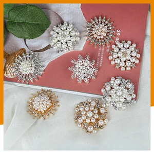 Retro Light Luxury Snowflake Pearl Brooch Rhinestone Metal Jewelry Flower Suit Dress Accessories