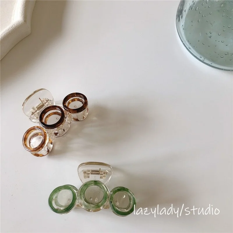 

Circle design sense grab clip, back of the head, shark grabbing half-clip, claws, small fresh hair catch plate hairpin