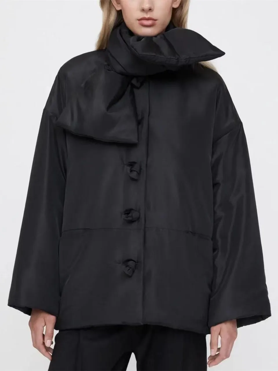 

Женская однобортная куртка с воротником-шарфом и длинными рукавами