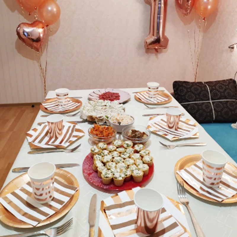 Набор одноразовой посуды из розового золота в полоску с принтом на день рождения
