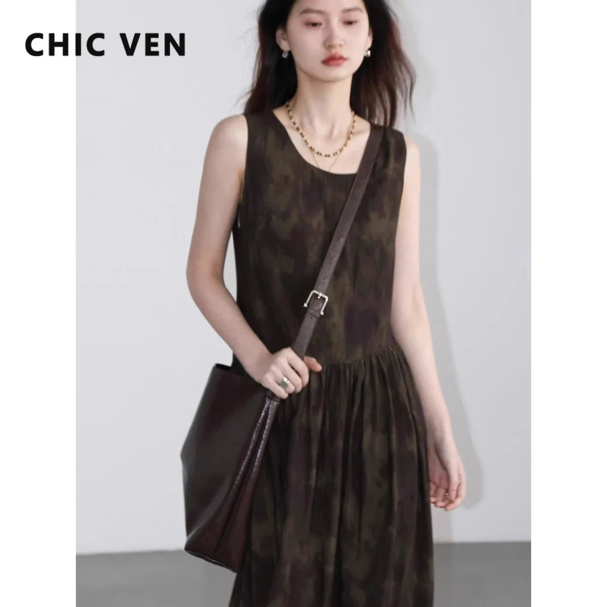 Женское платье без рукавов с круглым вырезом и принтом