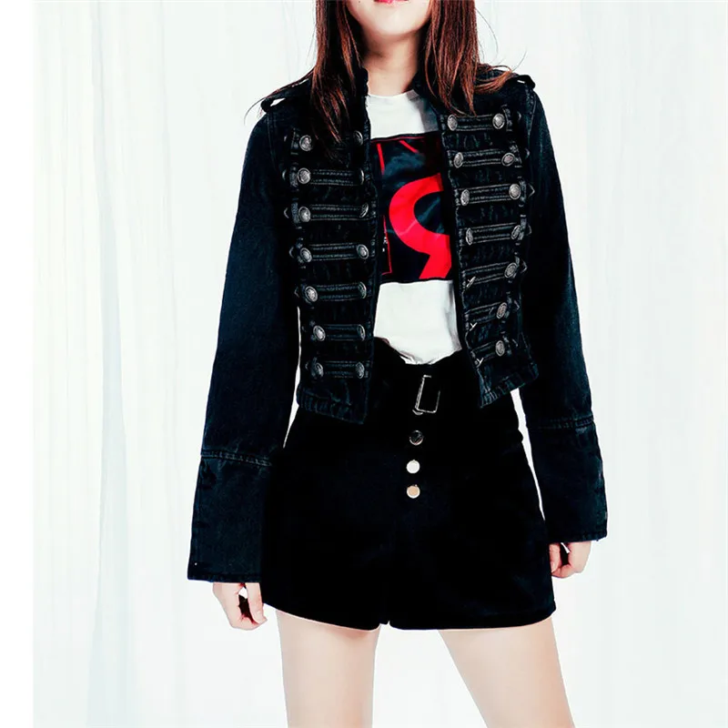 

Женская короткая джинсовая куртка, подиумная черная потертая куртка из денима с воротником-стойкой, длинными рукавами и металлическими пуговицами, Осень-зима 2023