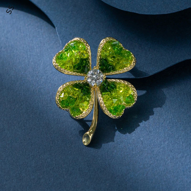 

Gradient Crystal Green Four-leaf Clover Flower Brooch Fresh Design Cardigan Pin Handmade Copper Inlaid Gemstone Zircon for Women