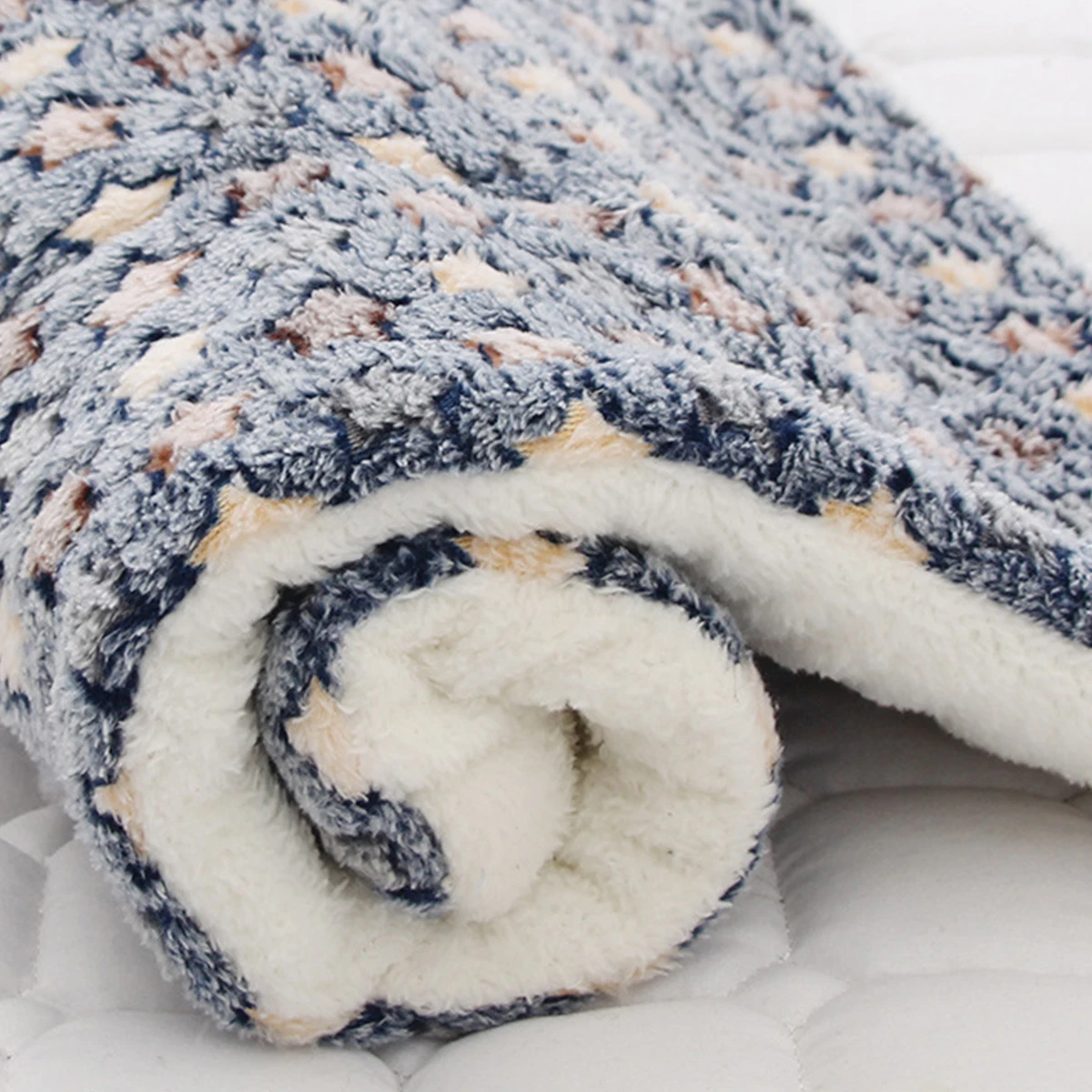 

Мягкое Флисовое одеяло для домашних животных, двухстороннее покрывало для собак и кошек, с милым рисунком, моющаяся кровать для питомца