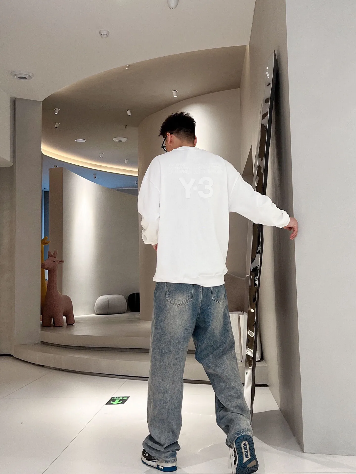 Рисунок 2 - Толстовка Y3 Yamamoto с надписью Yohji