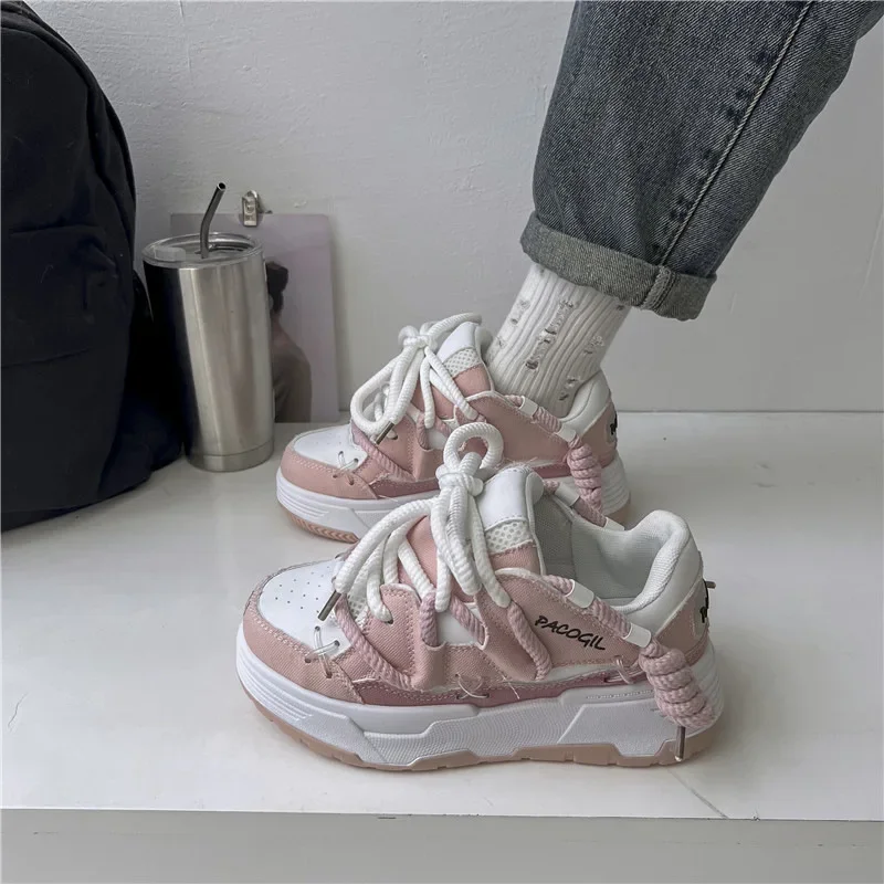 Женские кроссовки с круглым носком на толстой подошве