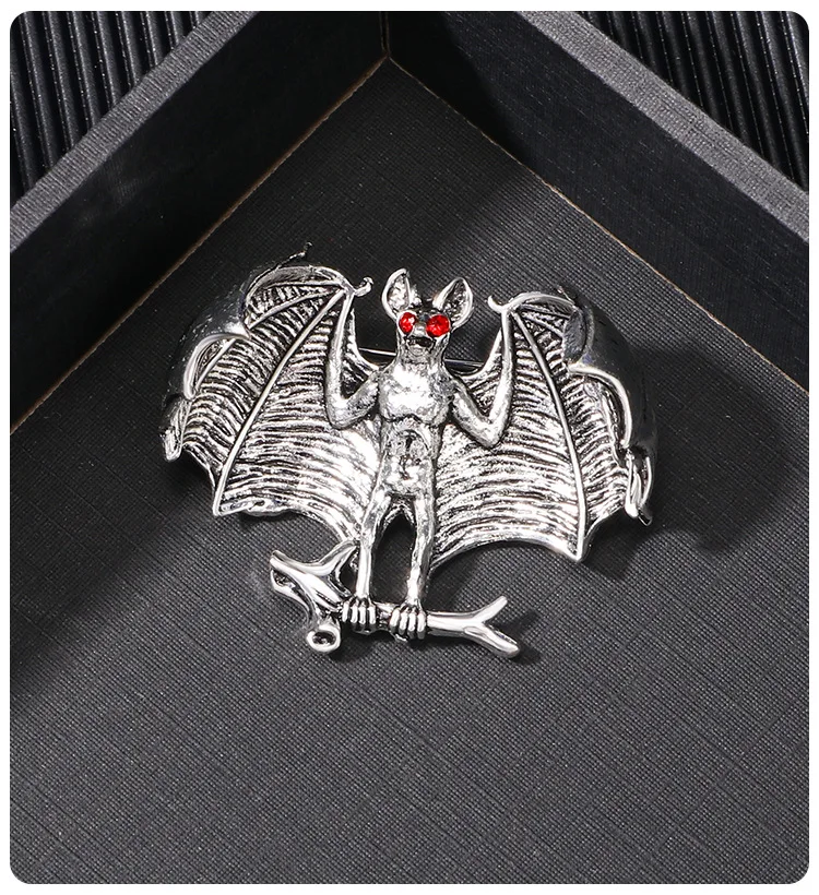 Женский значок в виде летучей мыши готическом стиле
