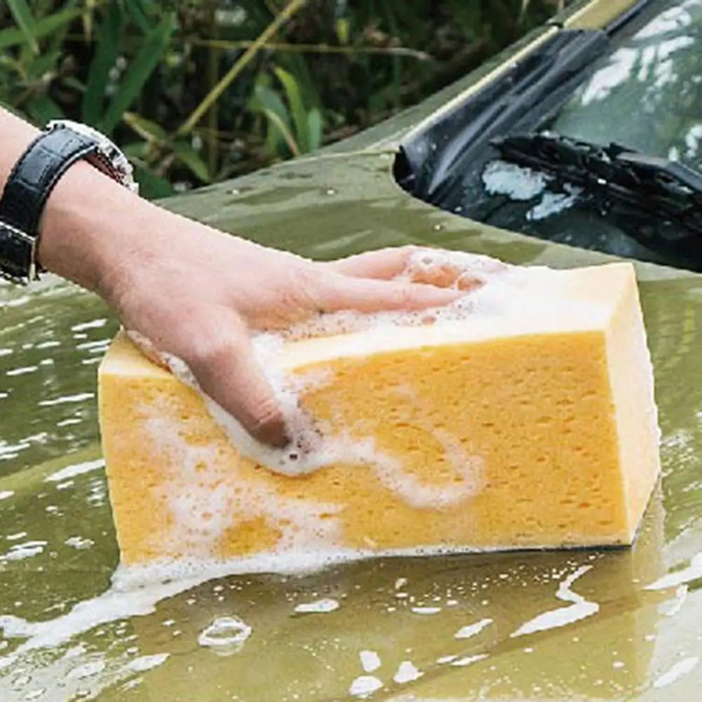 Большая губка для мытья автомобиля.