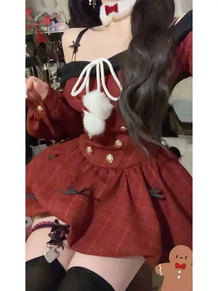 Женское платье с воротником-лодочкой и длинным рукавом