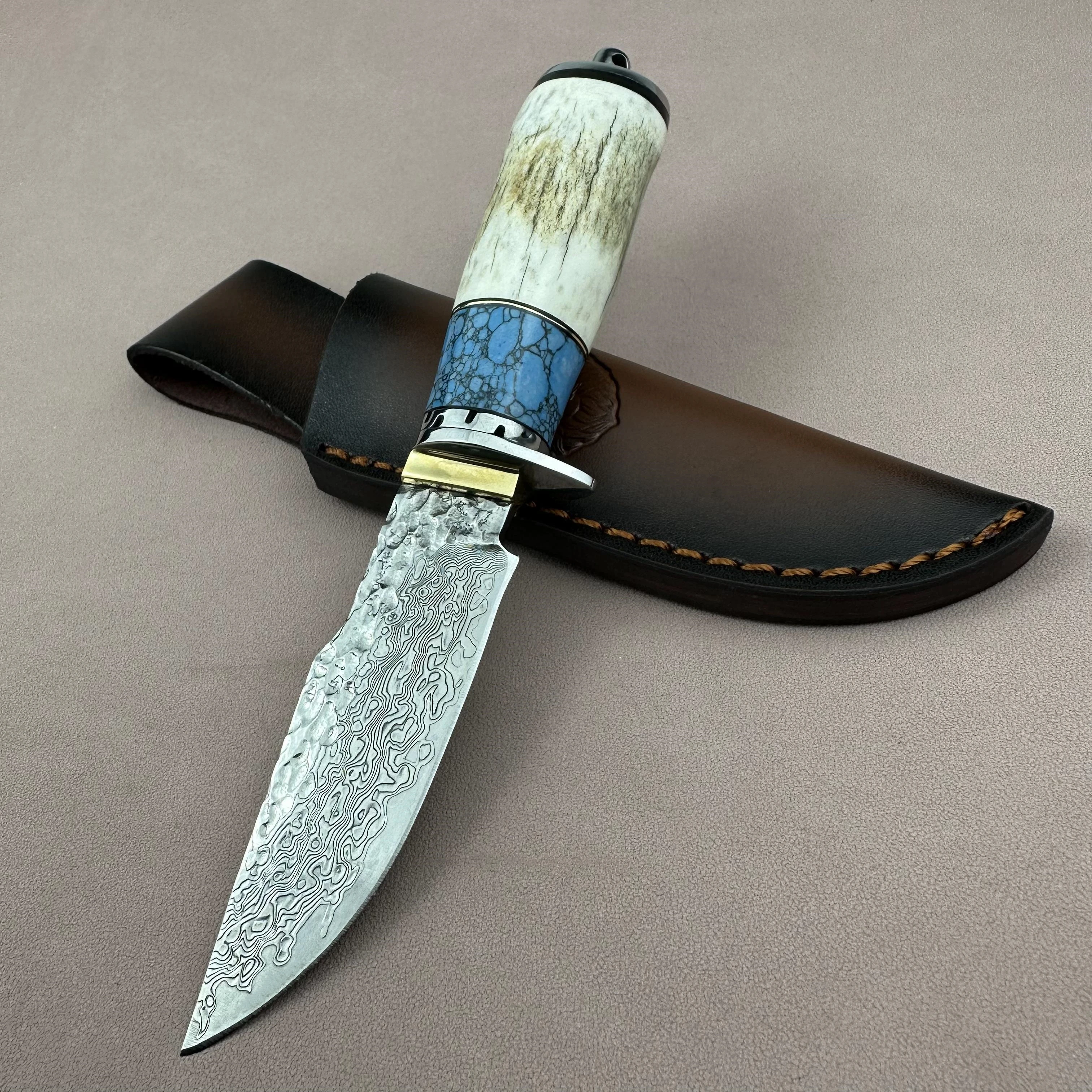 

Excellent Handmade Knife VG10 Damscus Blade Antler Handle With Brass Head Premiun Leather Sheath High End Perfect Collection