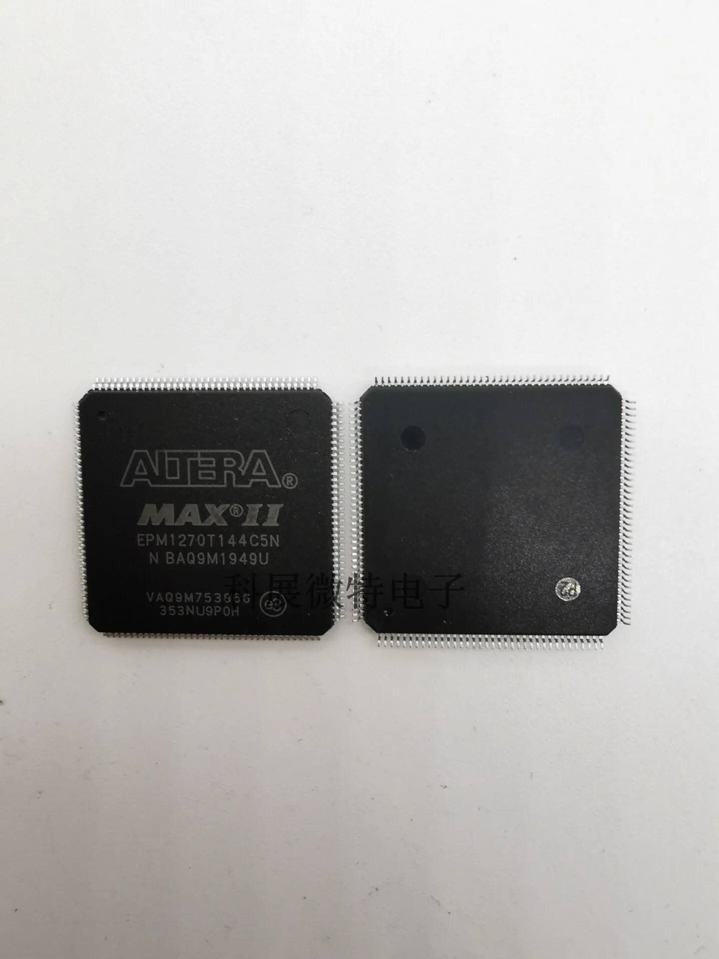 

Оригинальный Новый встроенный чип EPM1270T144C5N EPM1270T144 TQFP-144