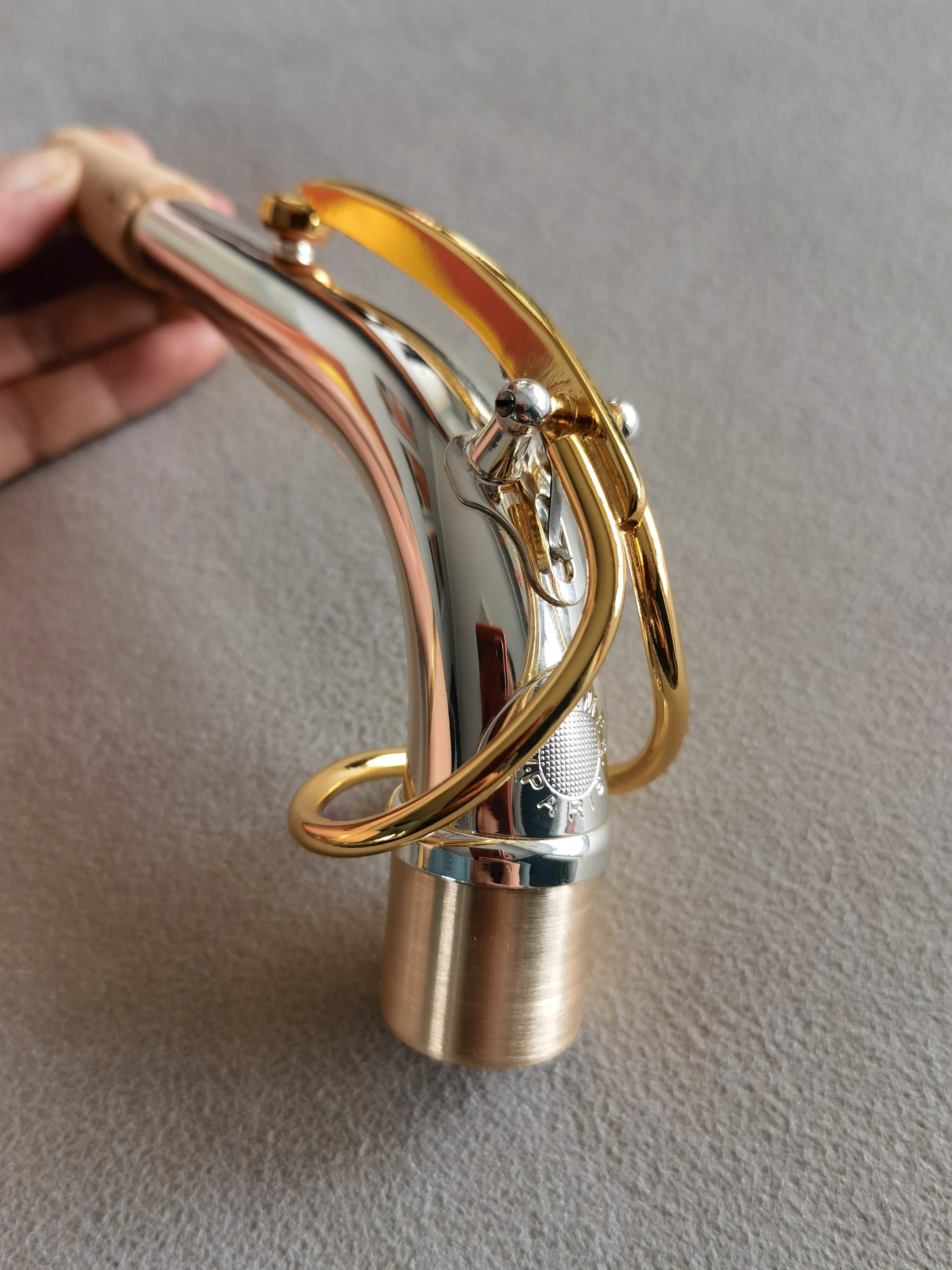 Посеребренный плоский альт-саксофон E с изогнутой шейной нитью и хорошим звуком.