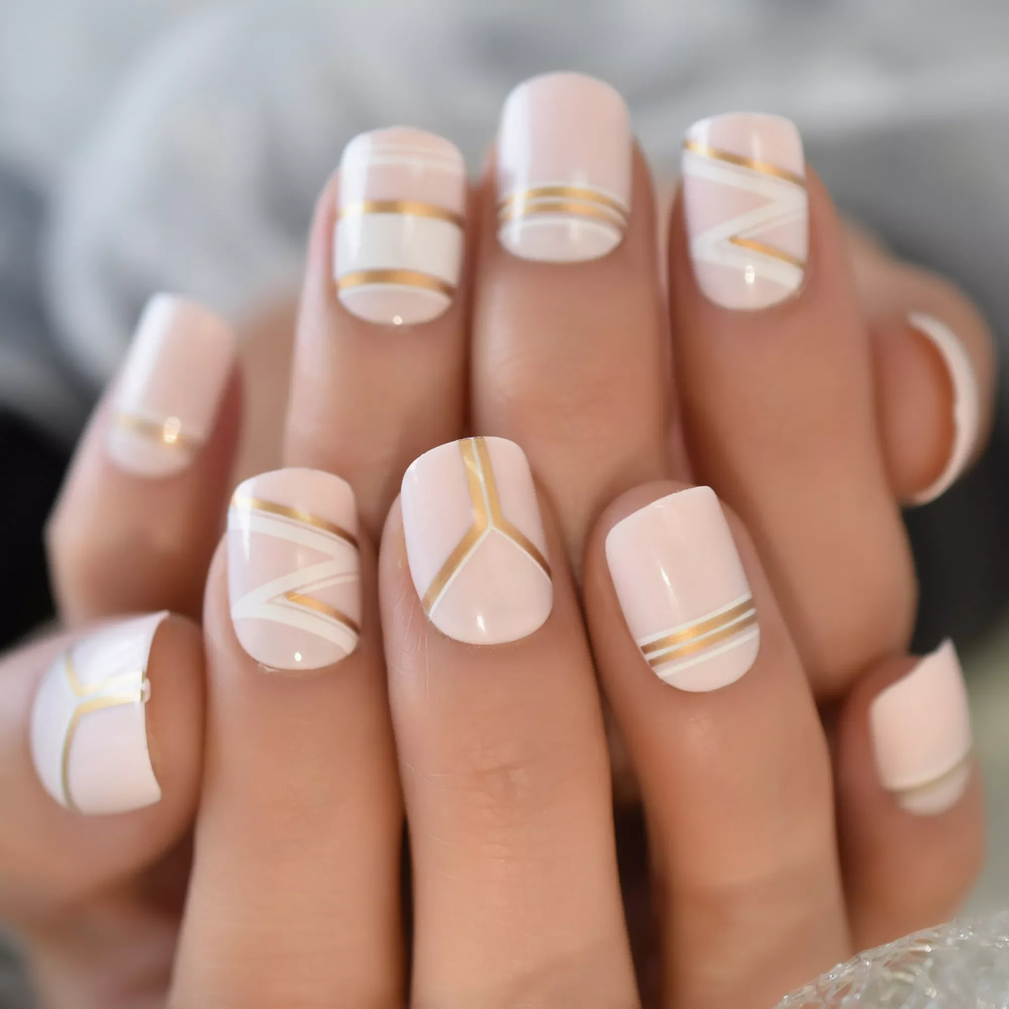

NEW Nails Set Arc Tip YZV Gold Line Designs Artificial Nail In Bag Packaging Short Pink Lovely Fingernails Daily Wear