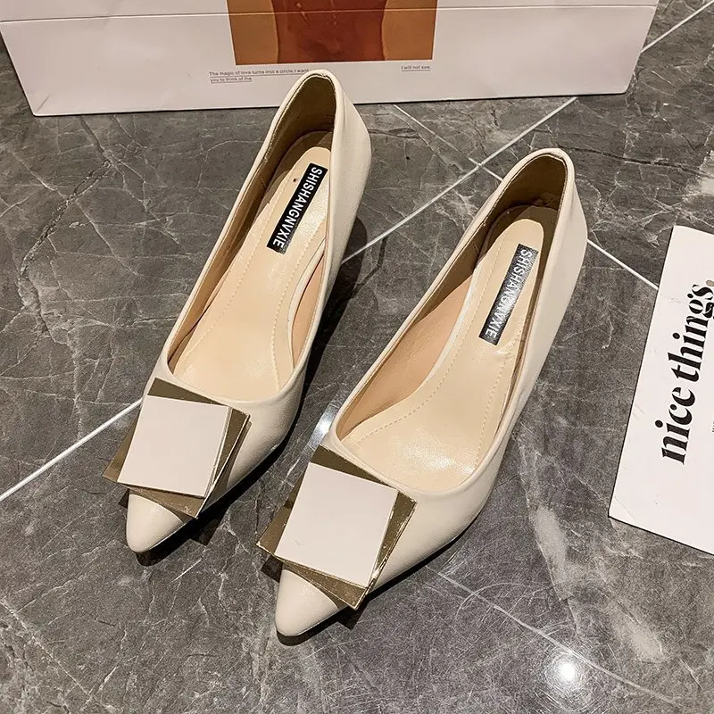 Туфли-лодочки женские из лакированной кожи на каблуке с котятами |