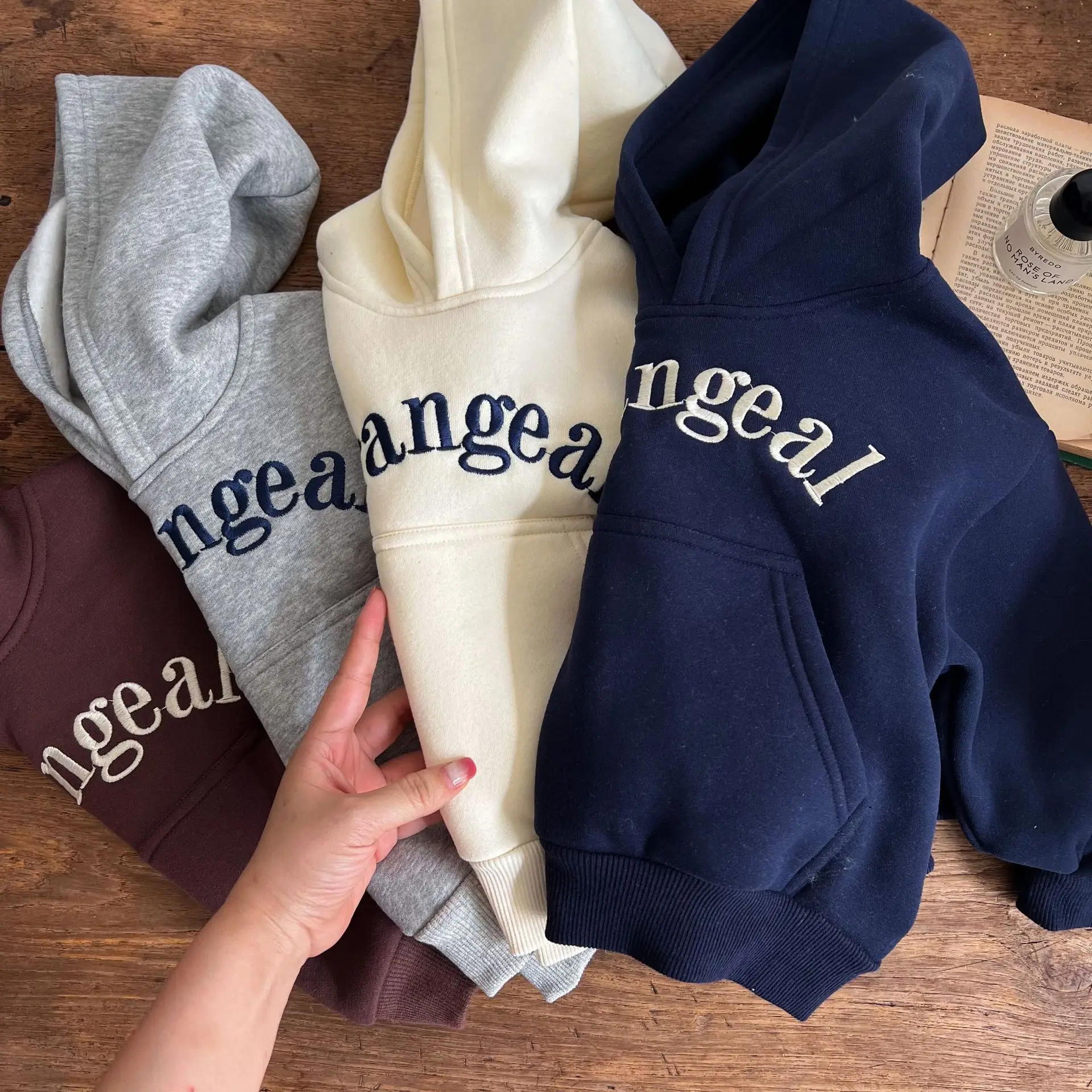 

2023 Зимние Повседневные толстые теплые свитера с капюшоном на флисе для девочек и мальчиков с вышивкой, четыре цвета