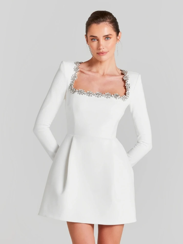 Платье трапециевидной формы с длинными рукавами и квадратным вырезом