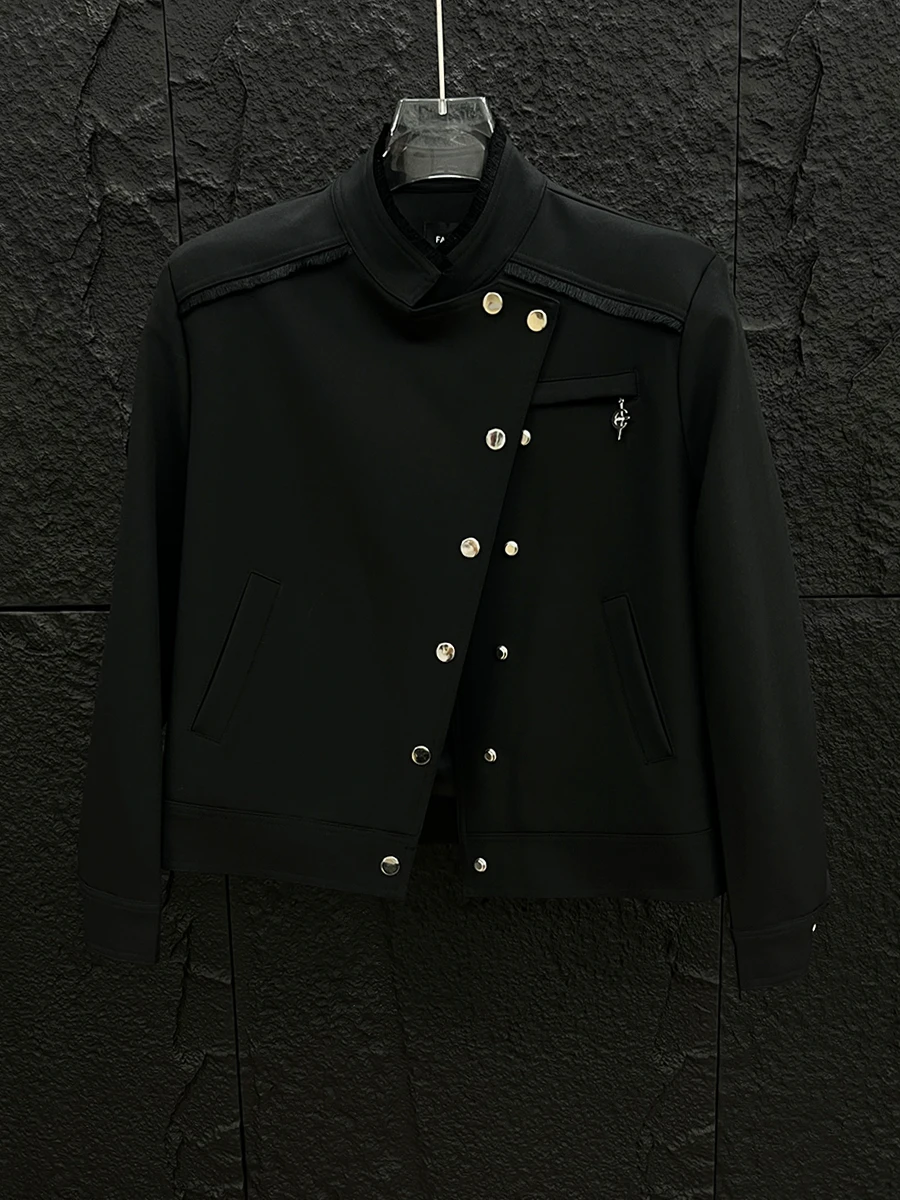 Осенняя куртка с косой грудью и коротким воротником-стойкой заклепками мужская