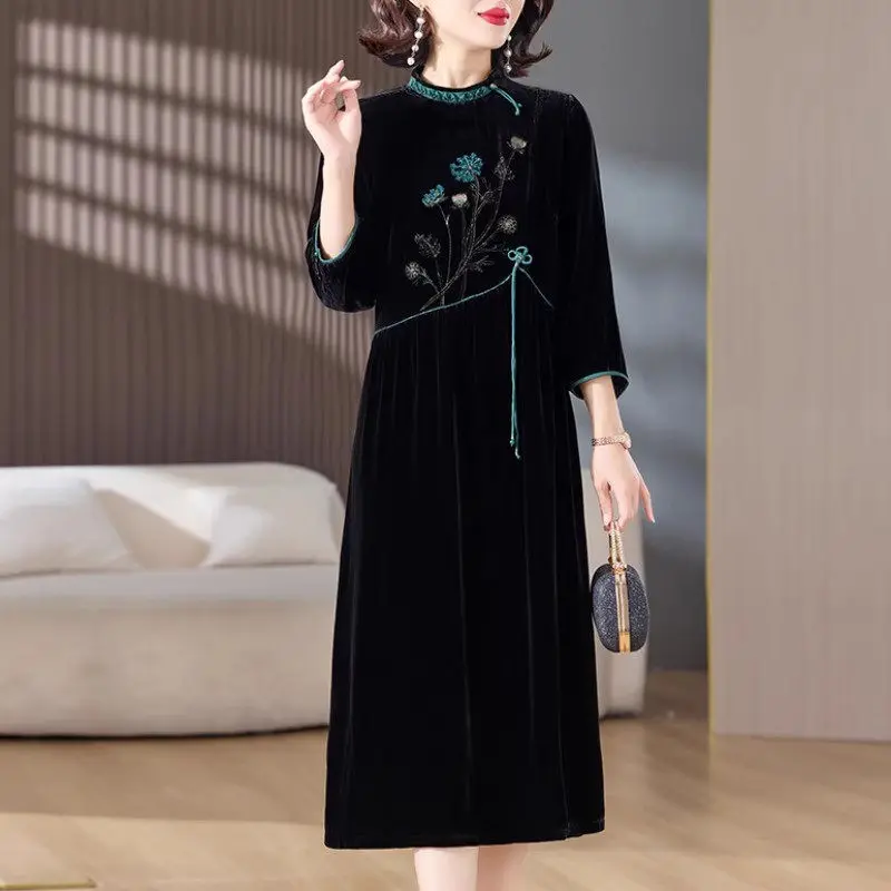 Высококачественное бархатное платье для мамы на осень и зиму 2024 новое улучшенное