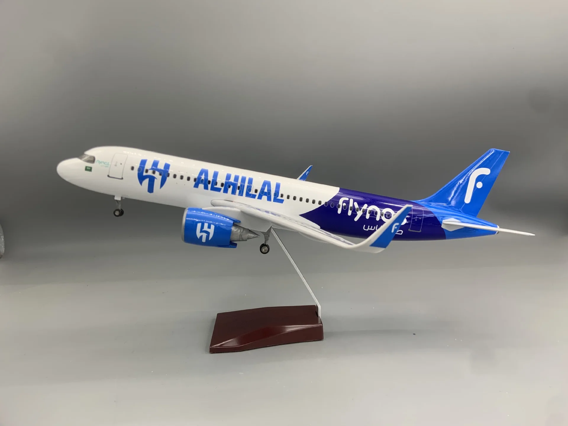 Модель самолета Saudi Flynas A320neo, 47 см, статическая имитация, с подсветкой и колесами, литая под давлением, для домашнего декора (art.: 3920d98f04425) - 3920d98f04425