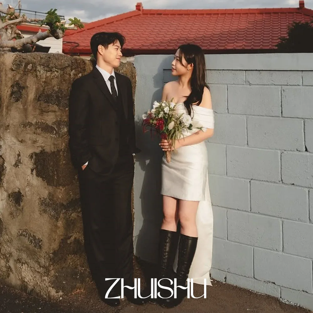 Фото ZHUISHU Мини-корейские свадебные платья Фотосессия Индивидуальное атласное свадебное платье с открытыми плечами Короткое простое свадебное платье невесты №1