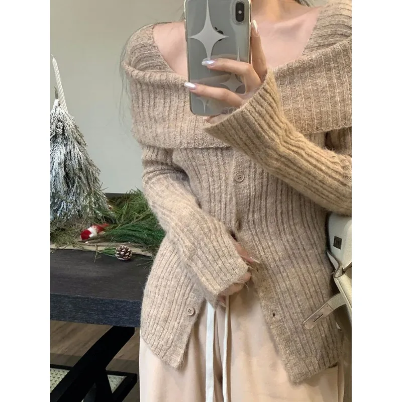 Рисунок 2 - Женский трикотажный свитер с открытыми плечами