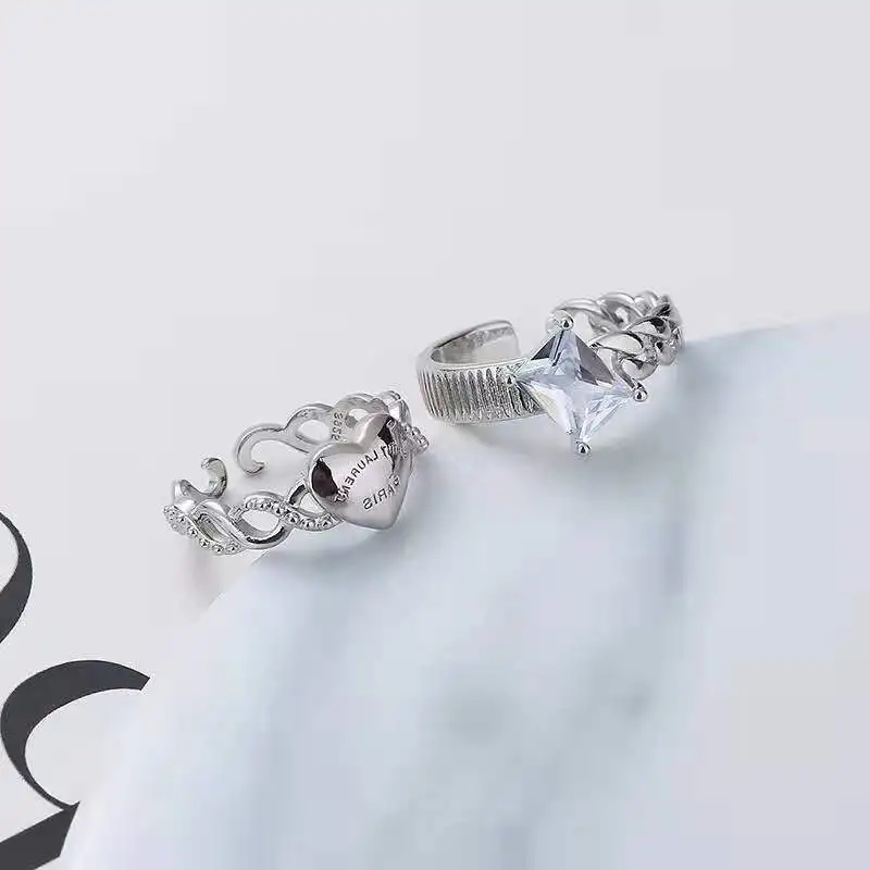 Женское кольцо серебряного цвета с квадратным фианитом | Украшения и аксессуары