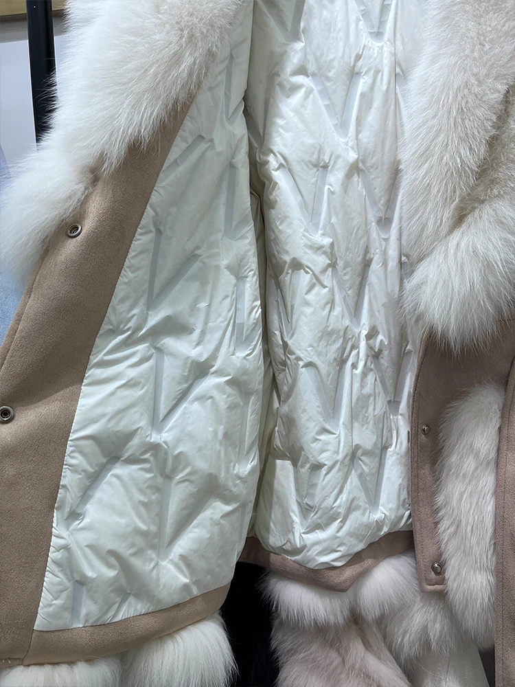 Женская зимняя куртка-пуховик средней длины с воротником из натурального