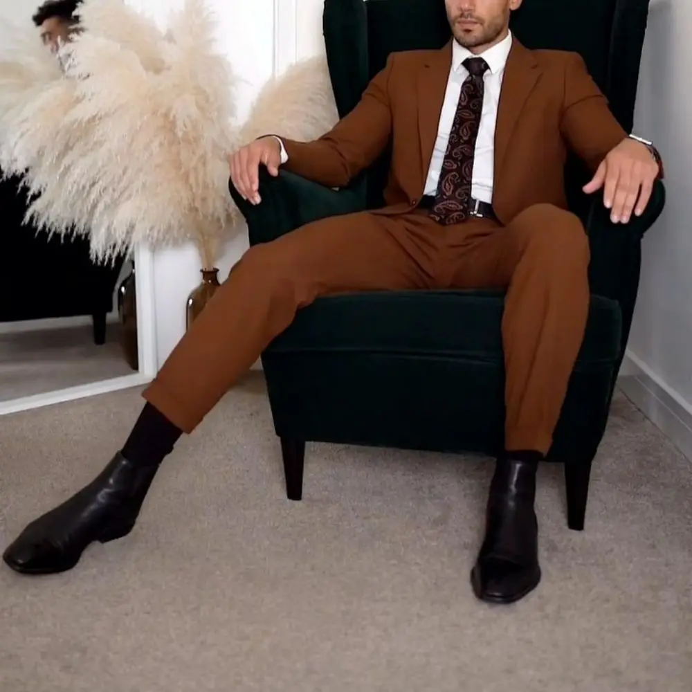 

Элегантные коричневые модные костюмы для мужчин, облегающие деловые костюмы из двух предметов, пиджак с вырезом и отложным воротником и брю...