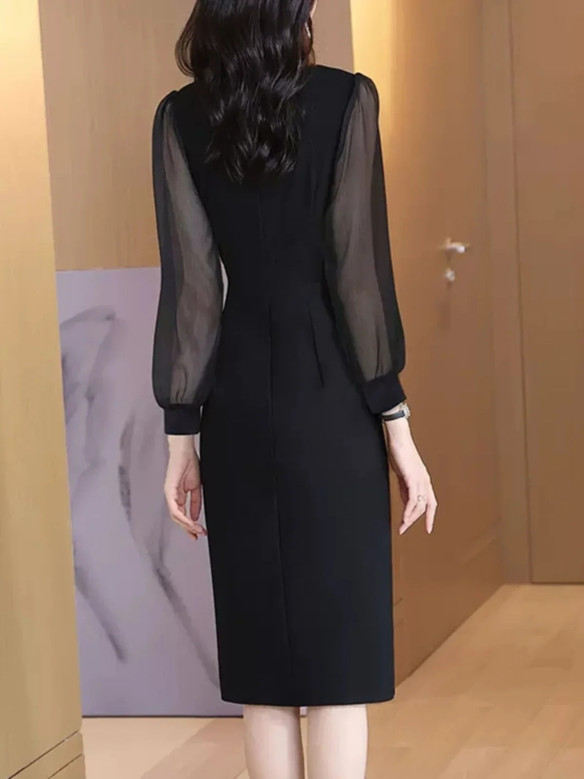 Платье-футляр с воротником-стойкой облегающее миди