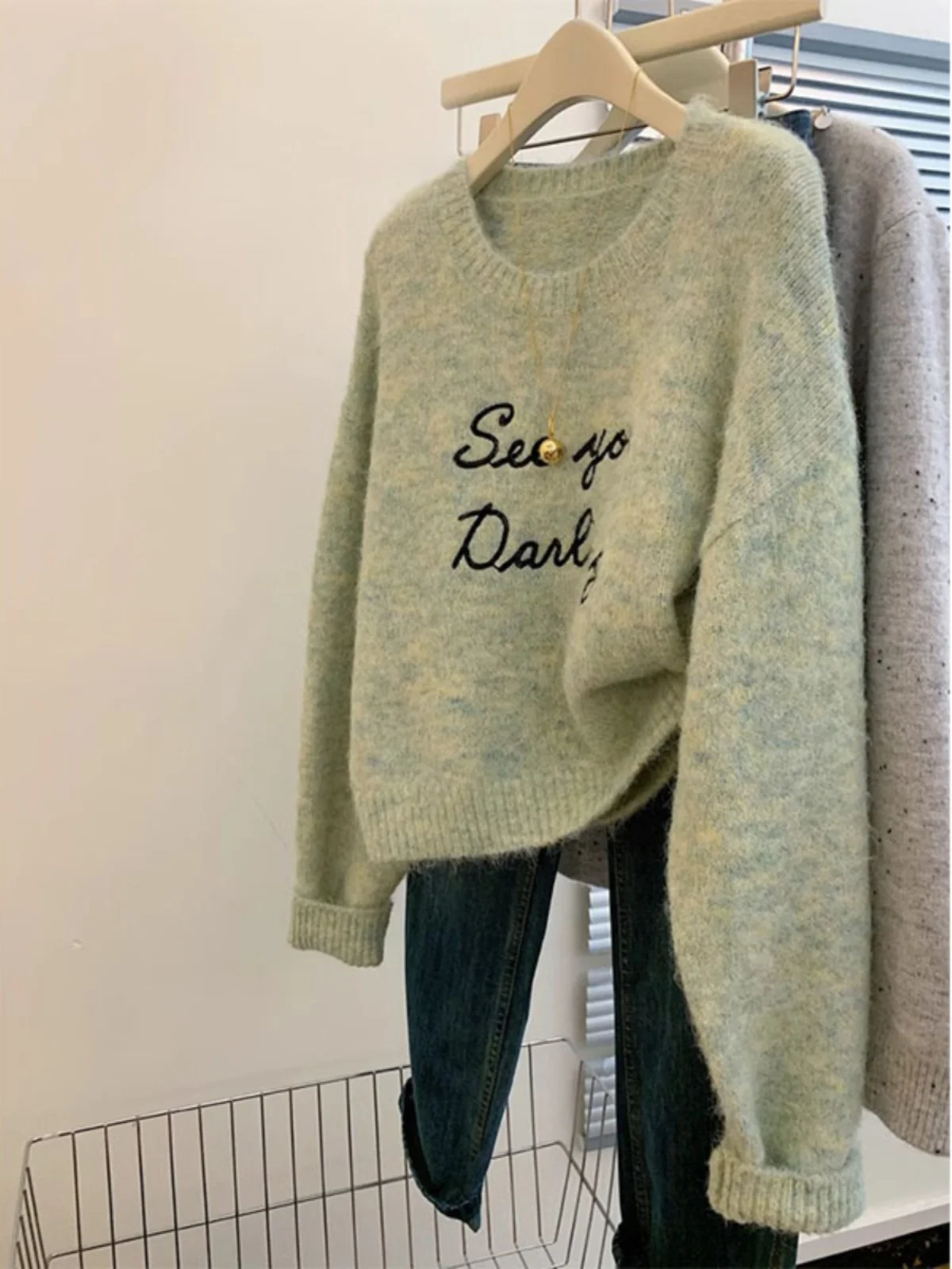 Свободный мягкий клейкий свитер с заниженными плечами и рукавами для женщин