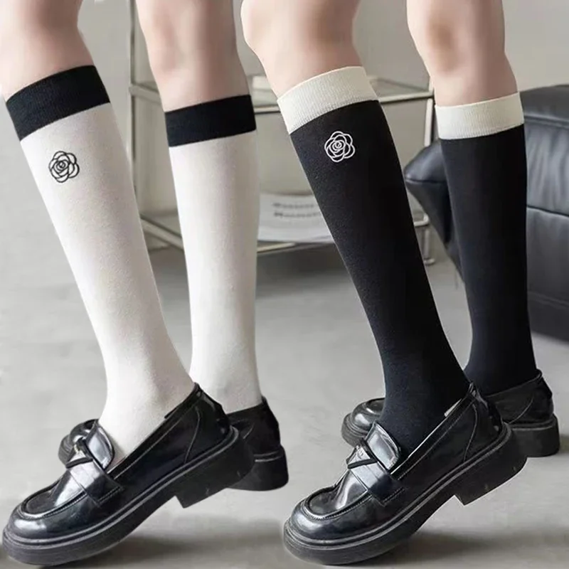 Носки хлопковые черные/белые с камелией и розами милые тонкие высокие в японском