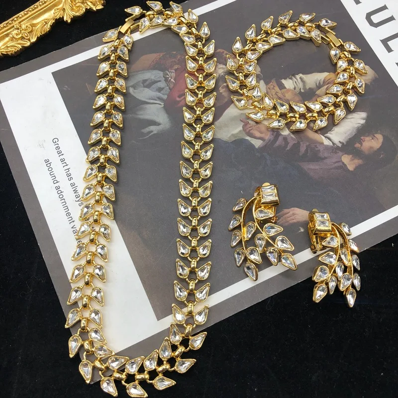 

2023New and Middle Vintage Niche White Gem Leaf Modeling Light Luxury Everything Elegant Necklace Bracelet Ear Clip Earrings Set