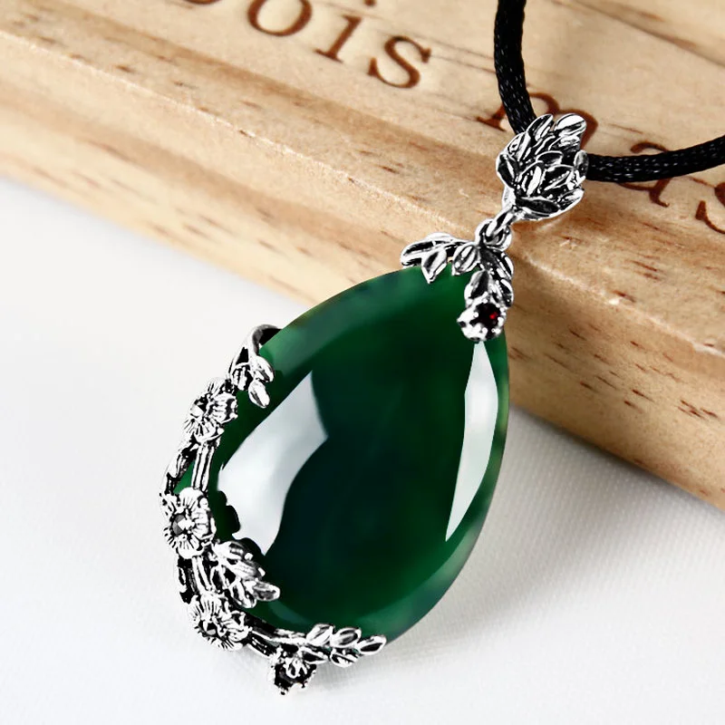 

925 natural chalcedony pendant inlaid with silver and retro style