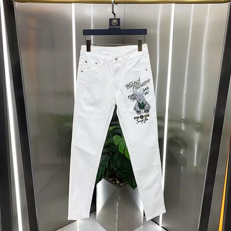 Мужские узкие джинсы с вышивкой хлопковые белого цвета в Корейском стиле