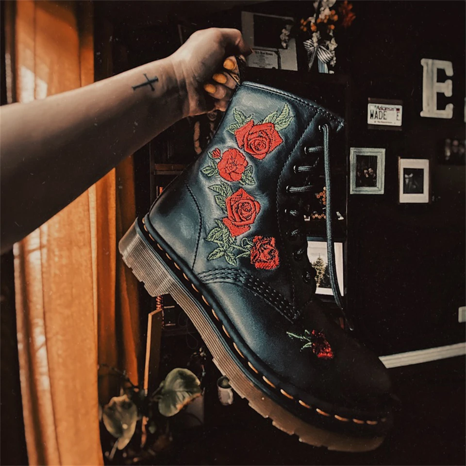 

Women Winter Boots 2023 Designer Luxury Genuine Leather Boots 2023 Fashion Shoes Flower Pattern Rose Embroidery Motorcycle Boot