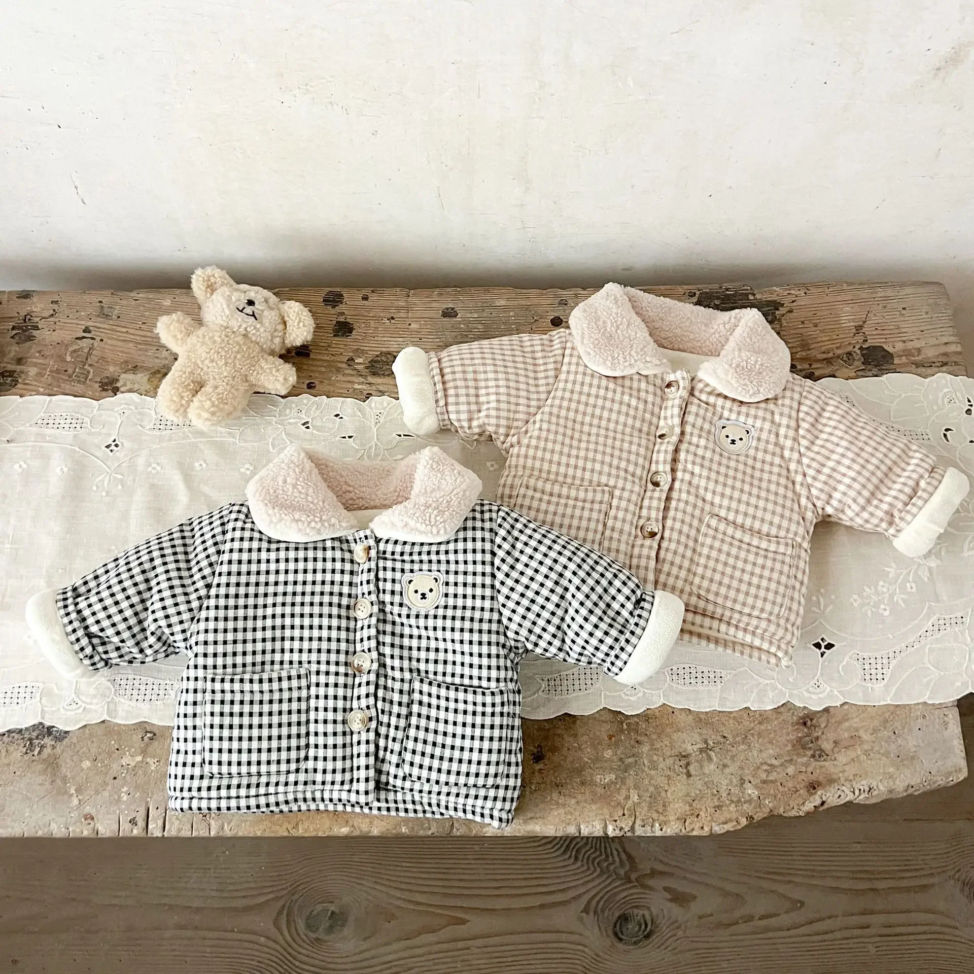 Фото LILIGIRL зимняя одежда для маленьких девочек, клетчатое пальто, теплая детская хлопковая стеганая куртка на флисовой подкладке с вышивкой мультяшного медведя №3