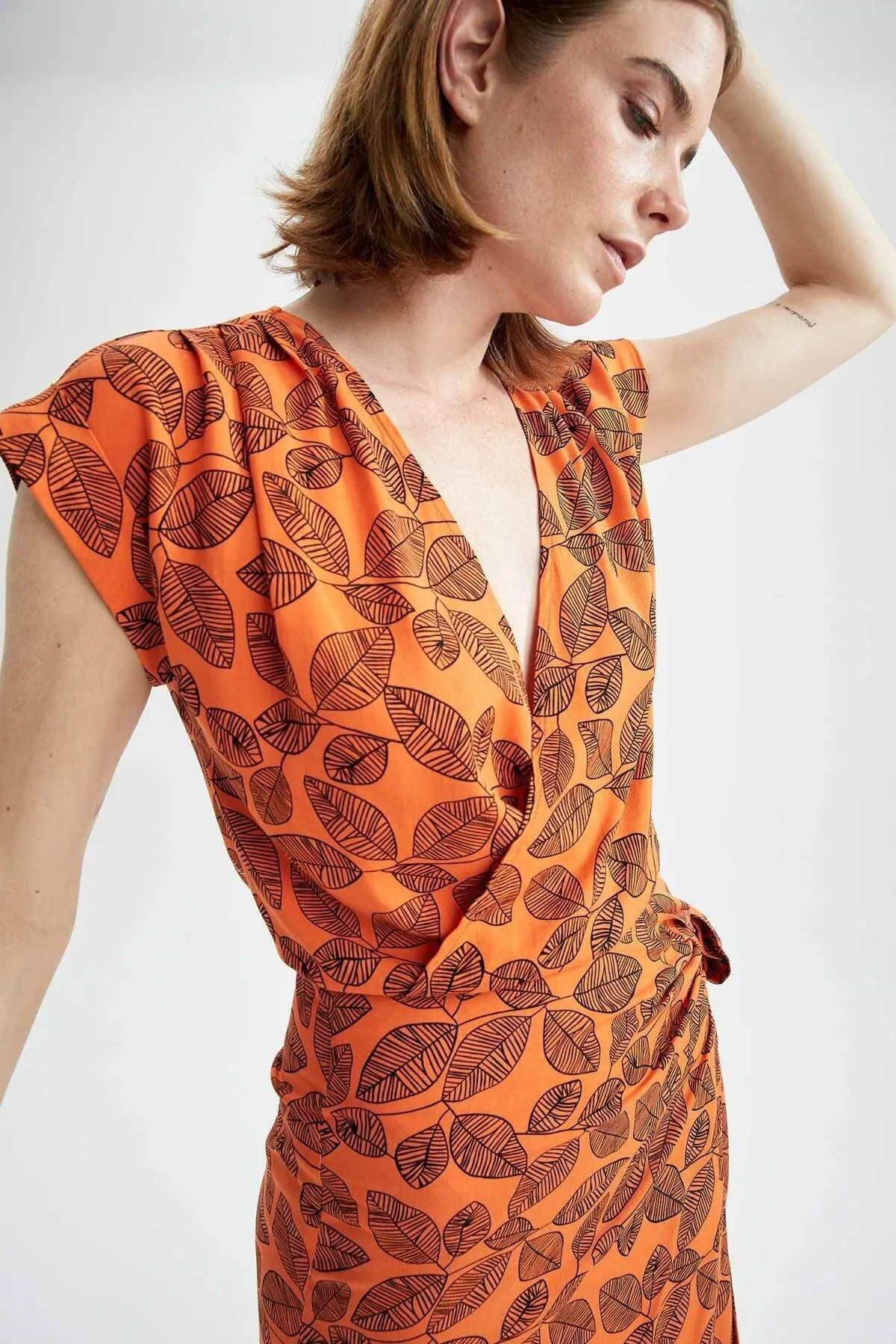 

Женский летний укороченный топ, блузка с запахом на воротнике, укороченная блузка с принтом листьев, повседневный Топ, майка, блузка