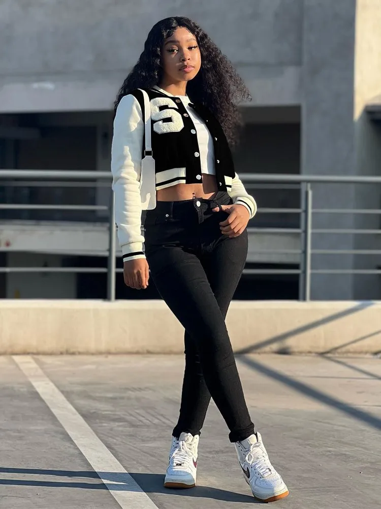 

Кроп-куртка женская спортивная однобортная с длинным рукавом и надписью