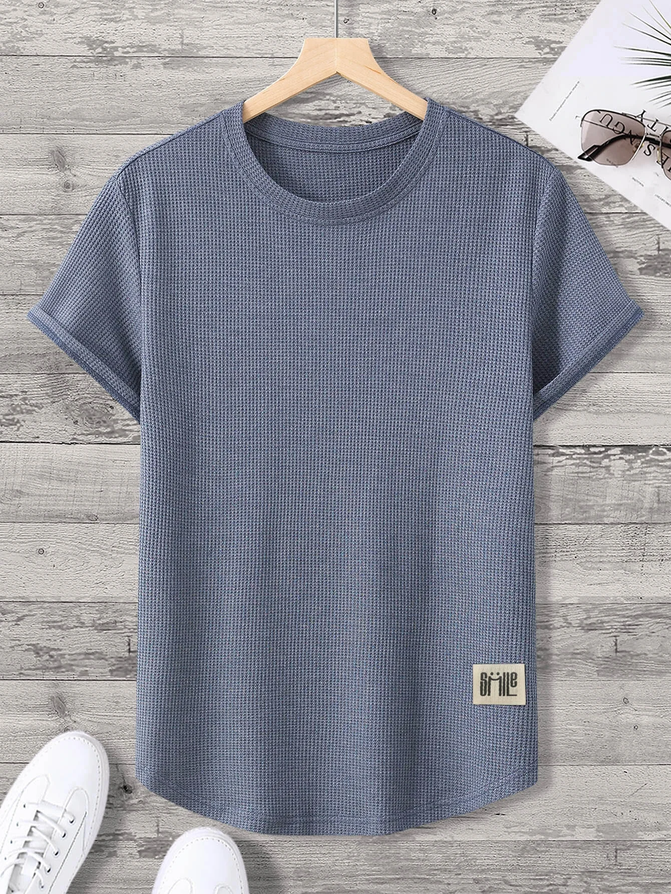 

Men Letter Patch Detail Curved Hem Tee