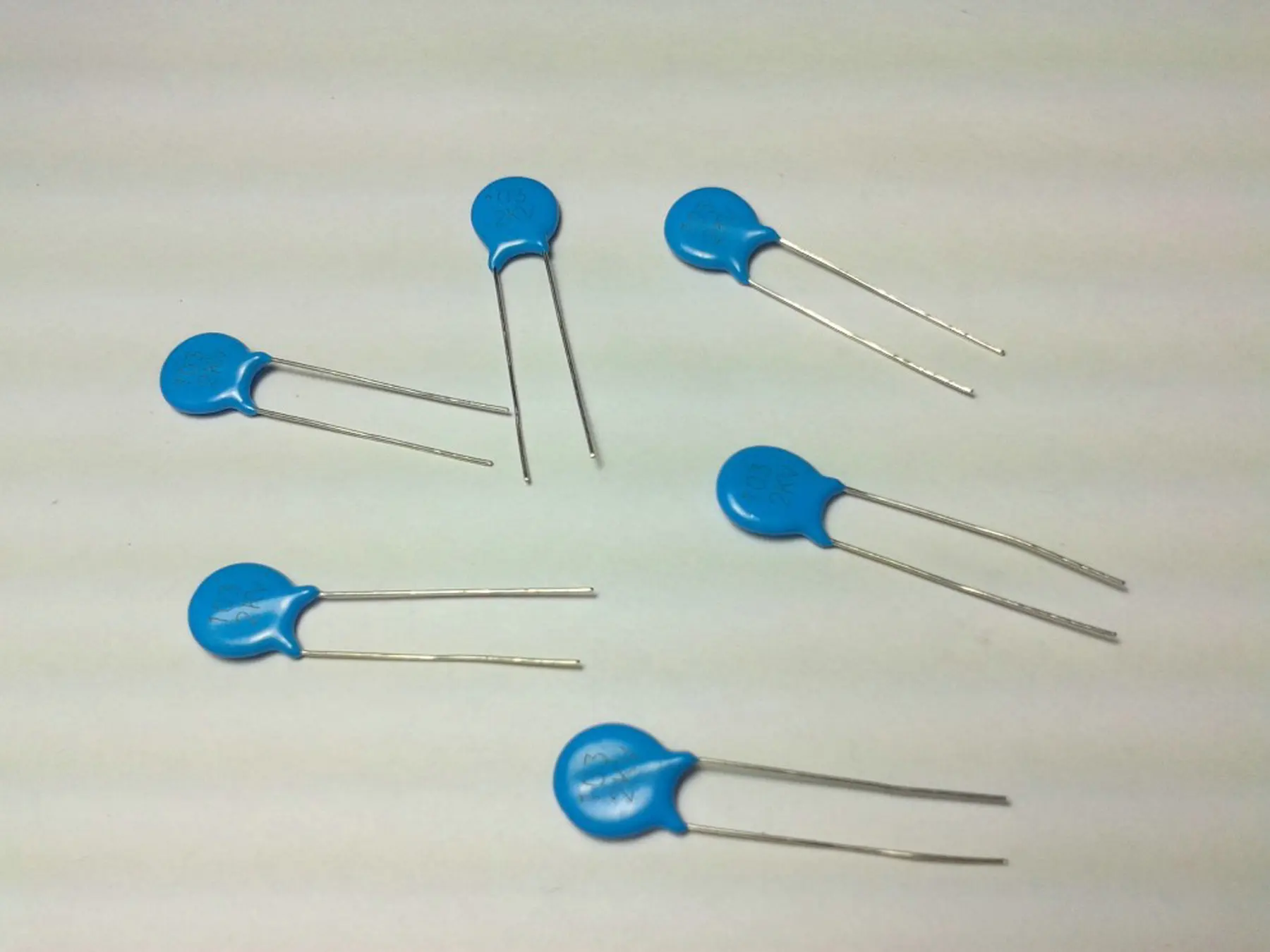 

1000pcs High quality Blue Ceramic Disc Capacitors 2000V 2KV 103pF 0.01uF