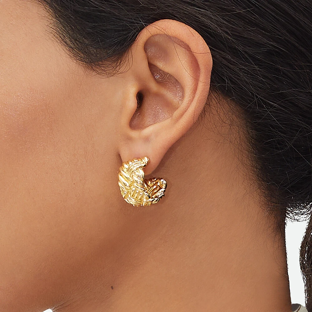 Женские серьги-гвоздики в форме буквы С с золотым покрытием