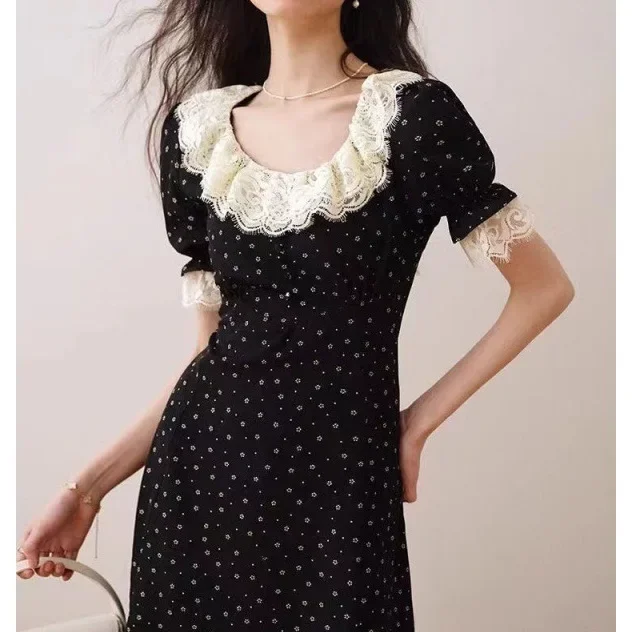 Кружевное платье во французском стиле с вырезом в виде листьев и распылением