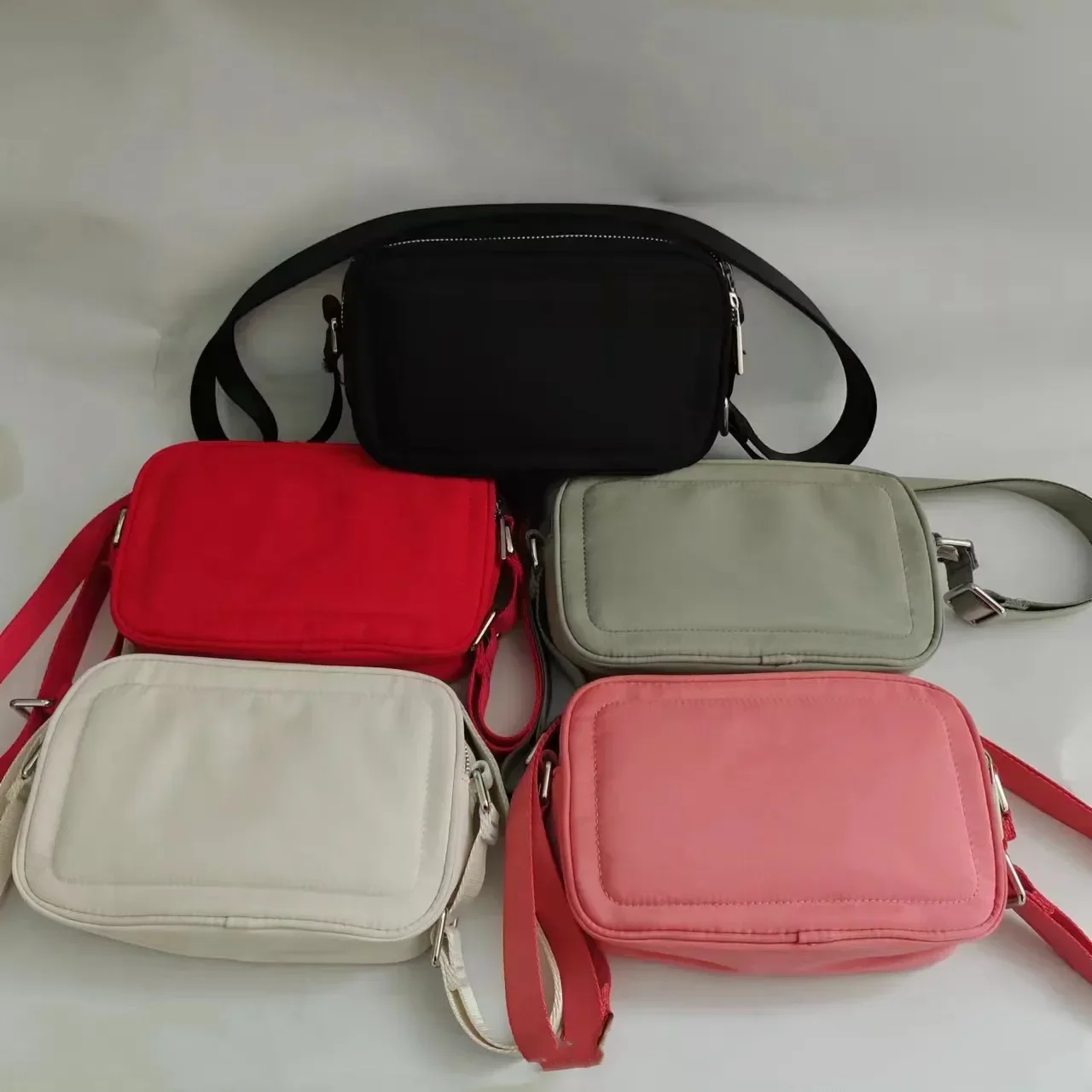 

Сумка на пояс 2 л, модная повседневная женская Диагональная Сумка с металлическим логотипом Lulu On The Move, дорожная сумка через плечо для камеры, унисекс, Спортивная уличная сумка