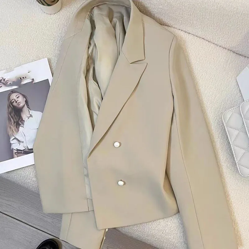 Женский укороченный пиджак однотонный двубортный офисный с длинным рукавом в