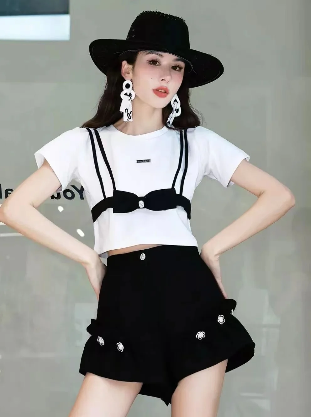 

Shenzhen Nanyou Premium Women's Dress French Small Designer Set Women's Summer Fashion Age Reducing Shorts Two Piece Set Fashion