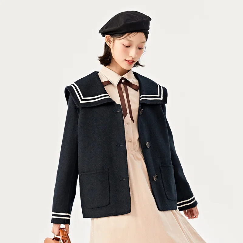 Женское Короткое шерстяное пальто с контрастным воротником зима 2023