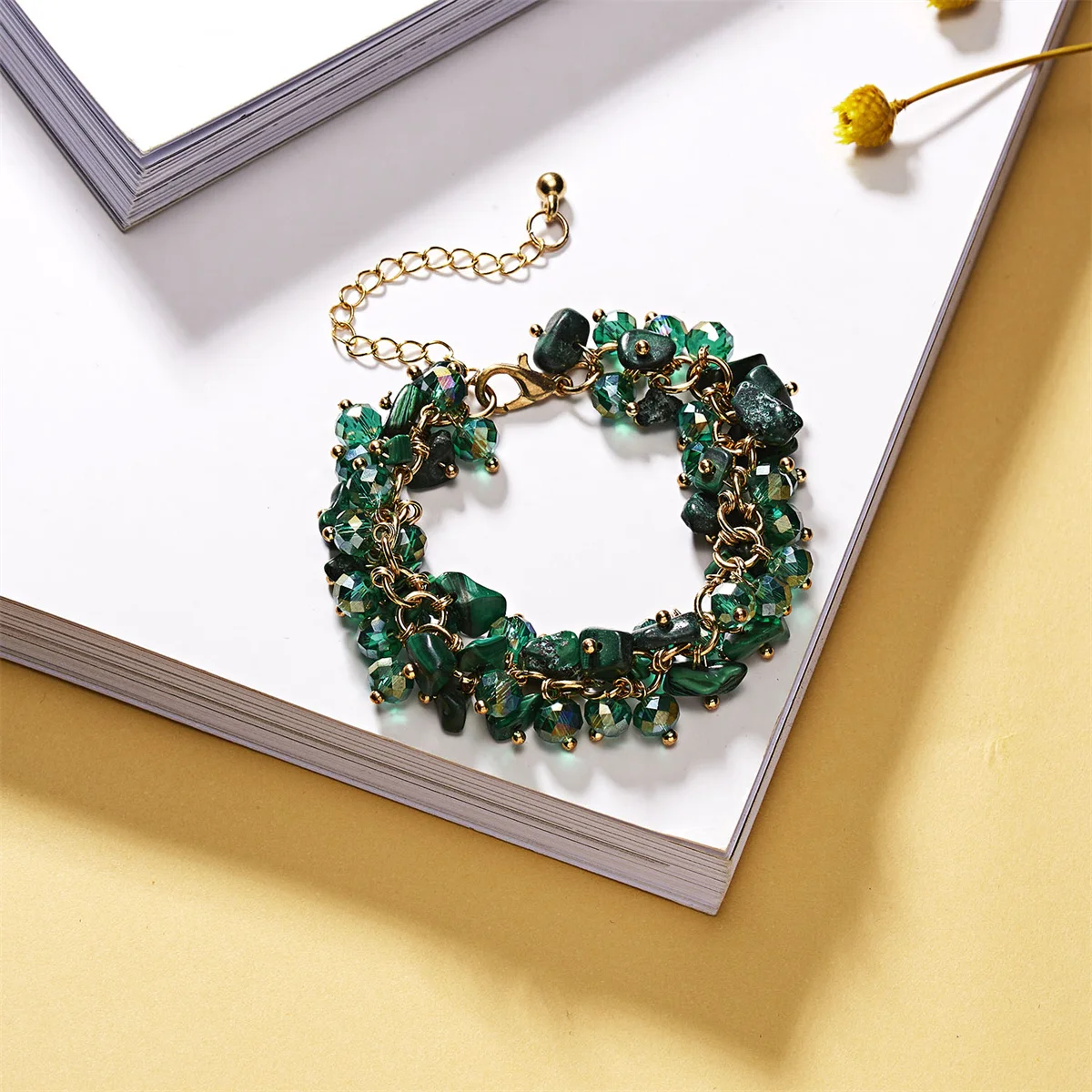 Женский браслет-цепочка с бусинами из натурального камня