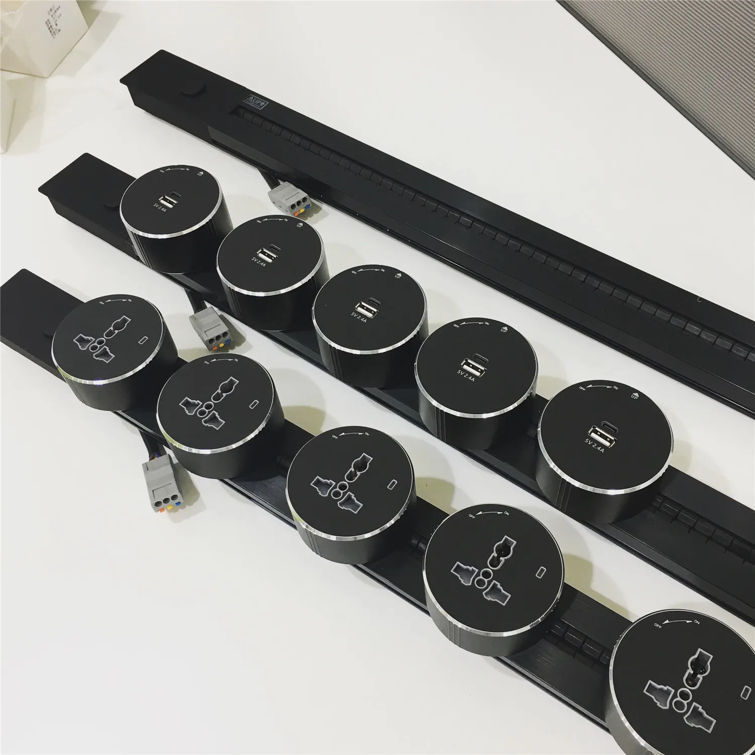 

Smart Hidden in Conference Table Office Desk Kitchen Hotel Wall Universal Power and Data Electric Railing Tack System Socket 16A
