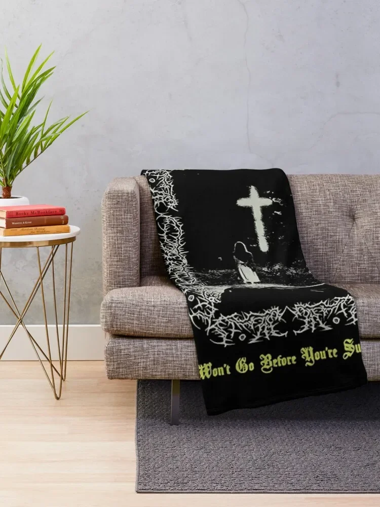 Красно-белый воздушный шар плавающий в воздухе над деревьями и горами пледы